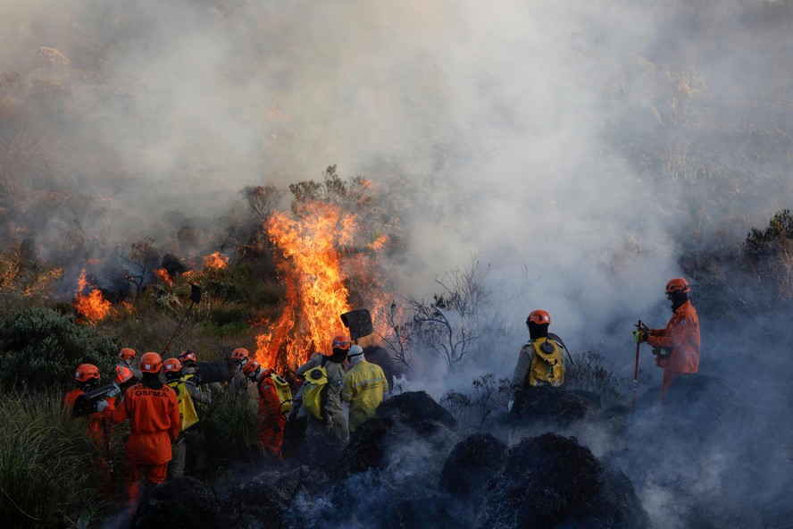 Brigadistas do Parque Nacional do Itatiaia, bombeiros e voluntários atuam para conter incêndio que teve início na última sexta-feira (14)