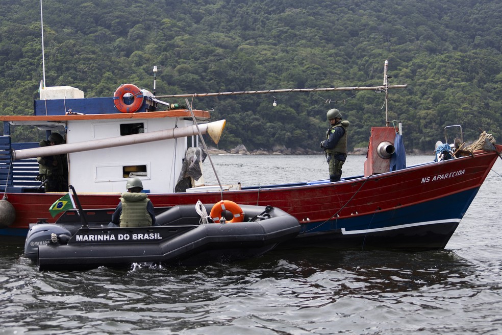 Militares da Marinha do Brasil abordam embarcação no Porto de Santos no âmbito da GLO — Foto: Maria Isabel Oliveira/ O GLOBO