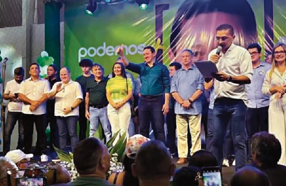 o. Em Juazeiro, Ciro com Glêdson Bezerra (Podemos), mais ao centro, e Carmelo Neto (PL), de óculos e camisa azul — Foto: Reprodução