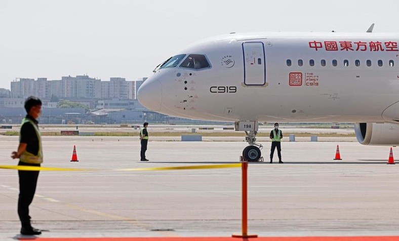 O primeiro jato de passageiros produzido na China, C919, é visto antes de seu primeiro voo comercial de Xangai para Pequim, no Aeroporto de Hongqiao, em Xangai — Foto: AFP