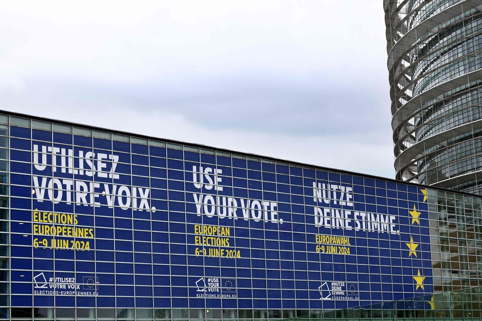 Pôster do lado de fora do Parlamento Europeu, em Estrasburgo, convocando para as eleições — Foto: FREDERICK FLORIN / AFP