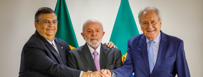 Lula ao centro com Flávio Dino e Ricardo Lewandowski no anúncio de novo ministro da Justiça — Foto: Brenno Carvalho/Agência O Globo