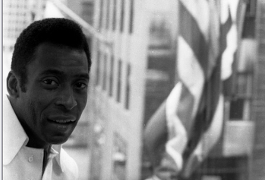 Pelé durante entrevista em Nova York, durante seu período no Cosmos, em 1976