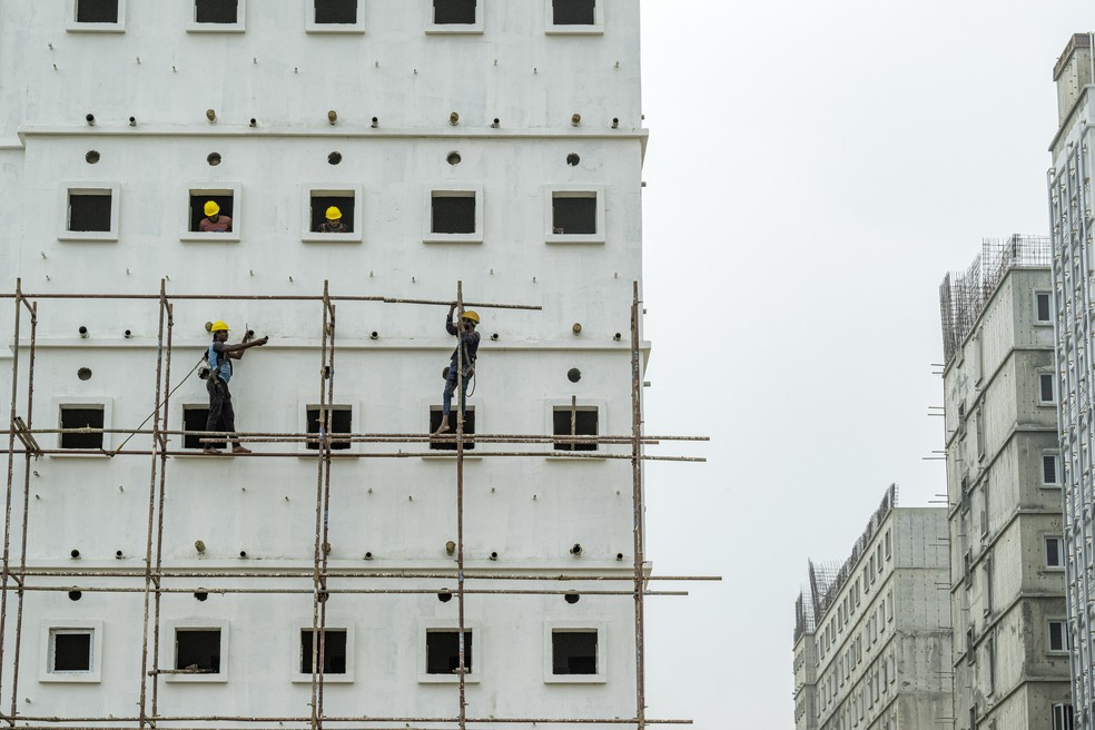 Dormitórios são construídos para abrigar trabalhadores na fábrica da Foxconn para produzir iPhone em Sriperumbudur, no estado indiano de  Tamil Nadu — Foto: Atul Loke/NYT