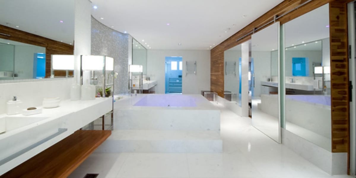 Banheiro luxuoso de Ana Hickmann mede 120 m² — Foto: Reprodução/YouTube