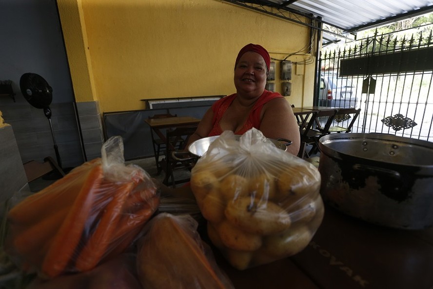 A cozinheira Ednalva Nascimento contratou um carro-pipa para abastecer o restaurante da família