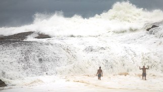 Banhistas se arriscam com mergulhos e são advertidos pelos bombeiros.  — Foto: Ana Branco 