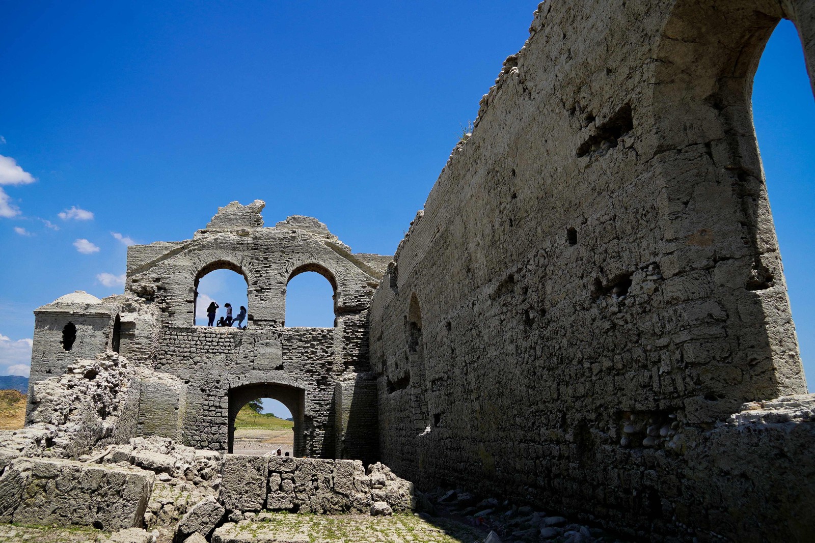 Igreja do século XVI estava submersa, mas ficou exposta devido à seca. — Foto: RAUL VERA / AFP