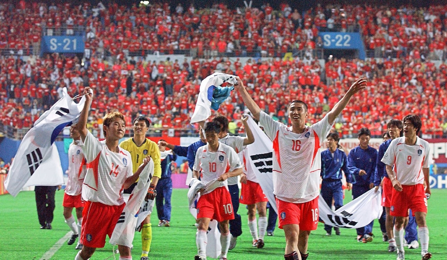 Um dos anfitriões da Copa de 2002, a Coreia do Sul foi a zebra que chegou mais longe, eliminando Espanha e Itália — Foto: Kim Jae Hwan/AFP