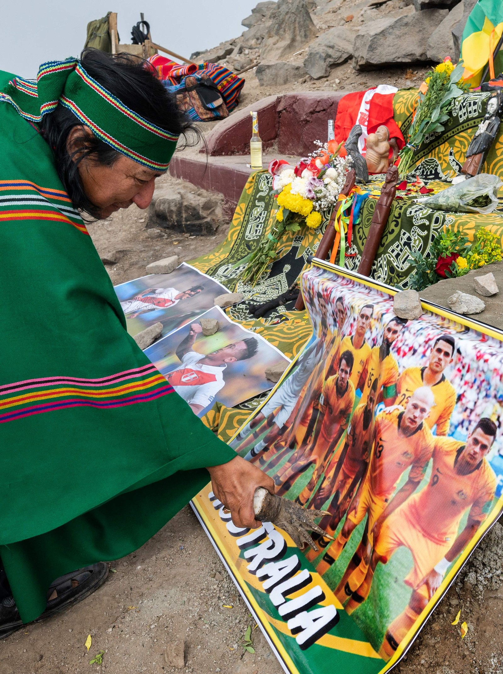 Xamãs peruanos realizam um ritual em Lima em apoio à seleção do Peru — Foto: CRIS BOURONCLE/AFP