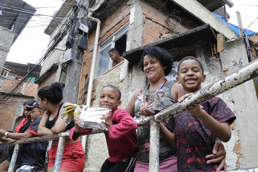 Crianças do Complexo do Alemão ficaram felizes com a distribuição de chocolates da Páscoa