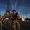 Soldados franceses em frente à Torre Eiffel: terraço do monumento receberá prefeitos de grandes cidades, com segurança rigorosa - Ahmad Gharabli/AFP