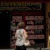 Consumidora olha os preços exibidos na vitrine de um açougue em Buenos Aires, Argentina - Anita Pouchard Serra/Bloomberg