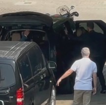 Madonna deixa aeroporto e entra em carro rumo ao Copacabana Palace - Foto: Reprodução/TV Globo