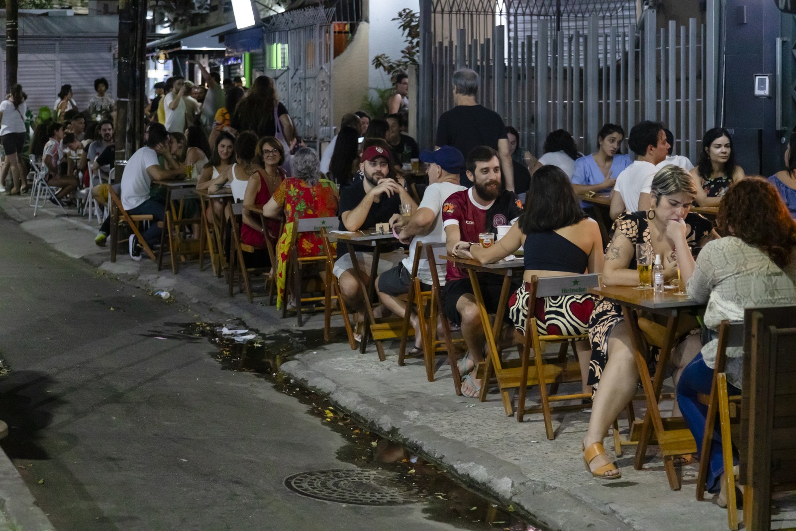 Calçada do Polvo bar e Chanchada, na General Polidoro, lotada na noite de sexta — Foto: Leo Martins