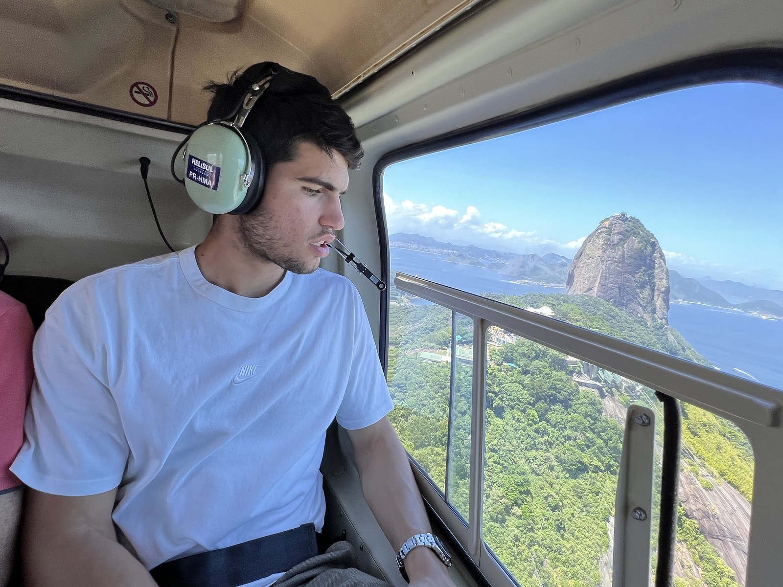 Alcaraz sobrevoa a cidade de helicóptero — Foto: Fotojump/Rio Open