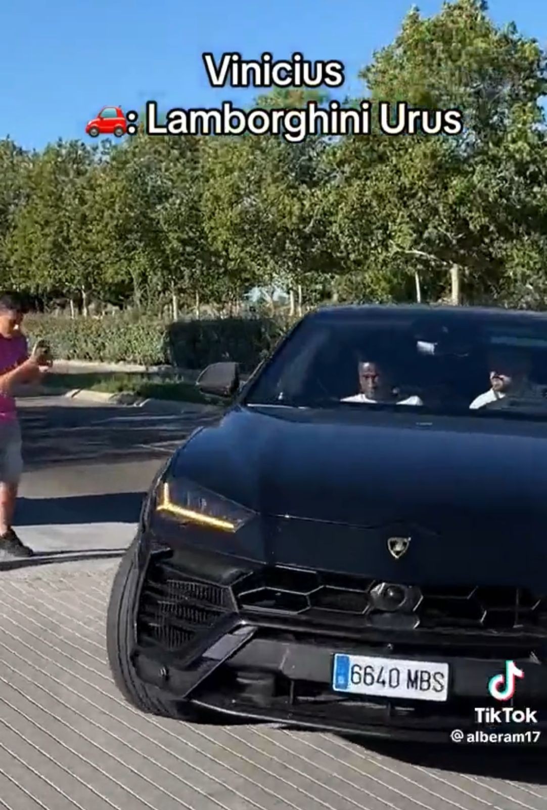 Vini Jr. chega ao treino do Real Madrid com uma Lamborghini Urus — Foto: Reprodução