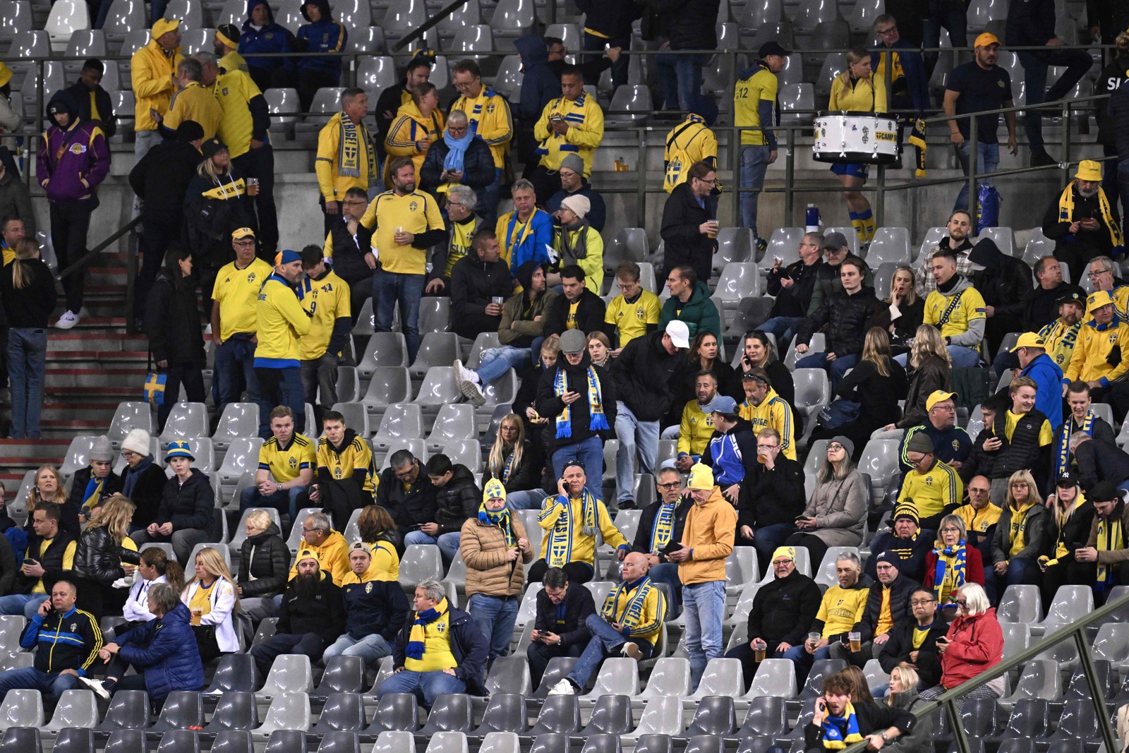 Torcedores suecos ficam assustados e esperam na arquibancada durante o jogo de qualificação para o Euro 2024 que foi suspenso entre Bélgica e Suécia, no Estádio Rei Balduíno, em Bruxelas — Foto: JOHN THYS / AFP