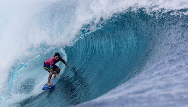 Sem condições ideais no mar do Tahiti, finais serão na segunda-feira