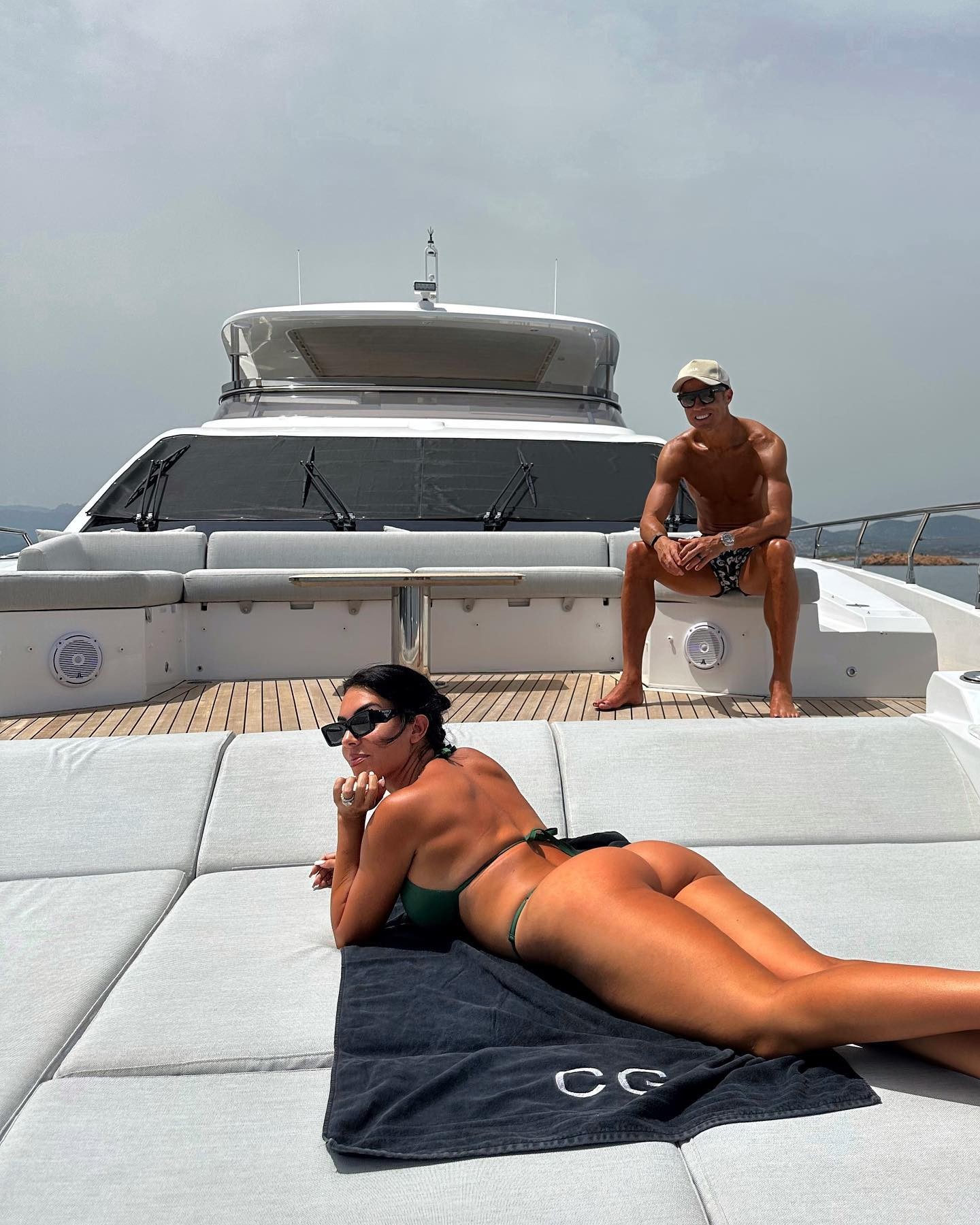 CR7 e Georgina posam em iate de R$ 55 milhões — Foto: Reprodução/Redes sociais