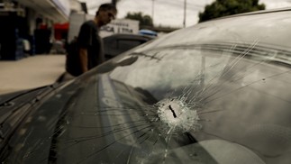 Marcas de tiro podem ser vistas em diferentes lugares: carros, estabelecimentos, paredes e outros. — Foto: Gabriel de Paiva / Agência O Globo