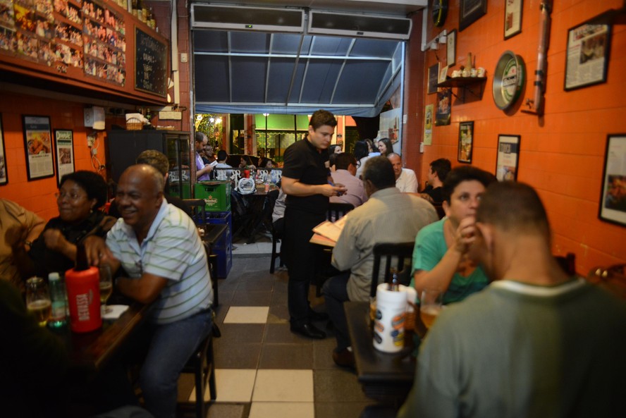 O Bar da Frente, na Praça da Bandeira, completa 15 anos com cardápio especial