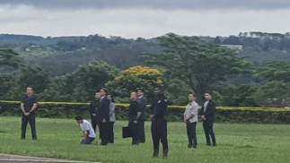 Em 20 de dezembro, Bolsonaro apareceu para os apoiadores, no Palácio do Planalto, e permaneceu em silêncio. Michelle se ajoelhou para orar — Foto: Jussara Soares/O GLOBO