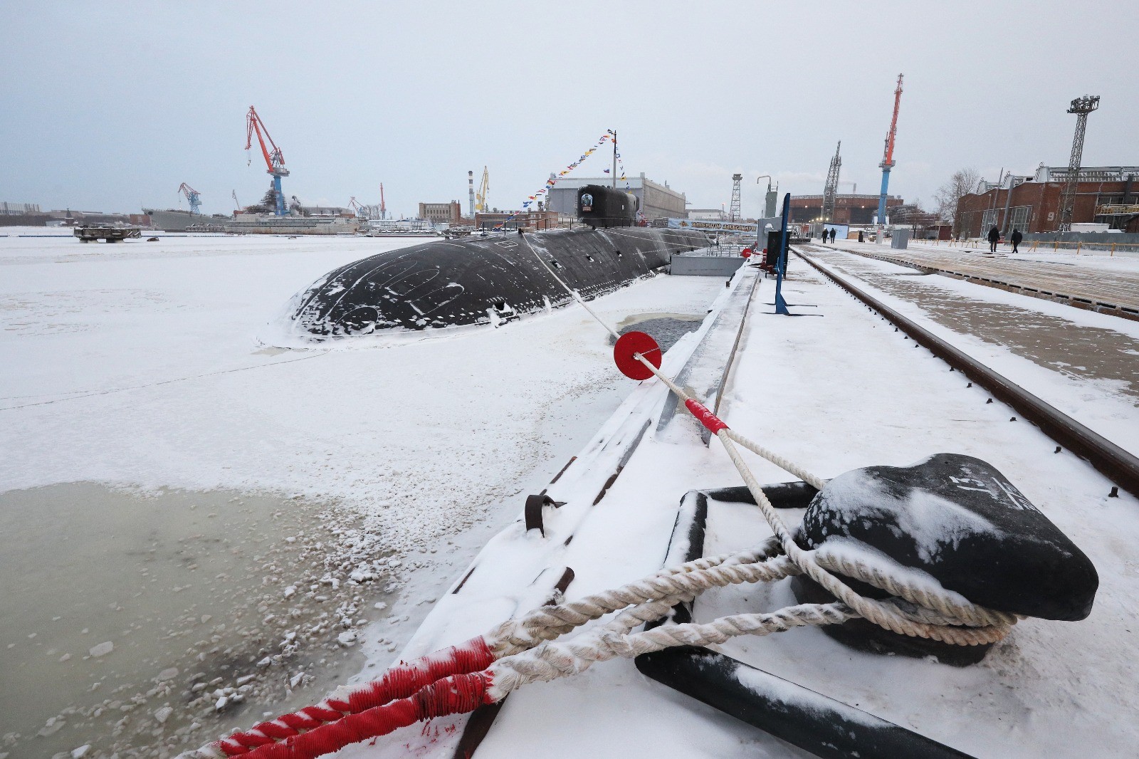 Cerimônia de hasteamento da bandeira liderada pelo presidente da Rússia no porto ártico de Severodvinsk — Foto: KIRILLIODAS/POOL/AFP