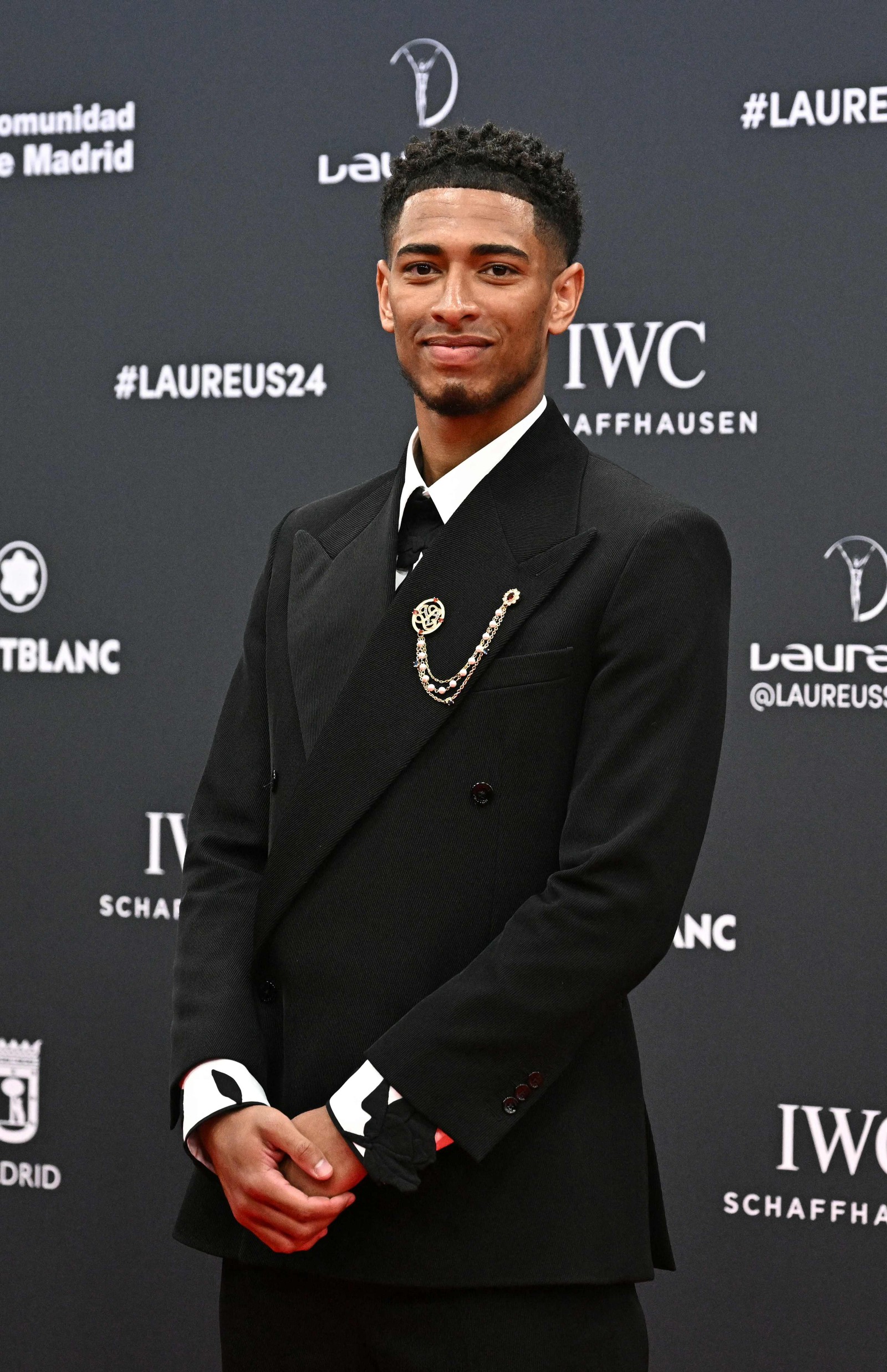 O meio-campista inglês, nº 5 do Real Madrid, Jude Bellingham, posa no tapete vermelho antes da 25ª gala do Laureus World Sports Awards em Madri — Foto: AVIER SORIANO / AFP