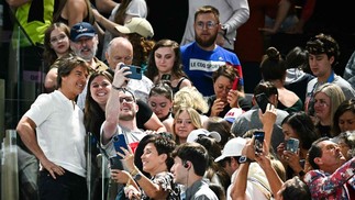 O ator Tom Cruise tirou fotos com fãs no intervalo da apresentação das ginastas na Becy Arena — Foto: Divulgação/AFP