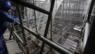  Foi necessário construir um andaime suspenso para restaurar a parte interna da cúpula central do MNBA— Foto: Custodio Coimbra