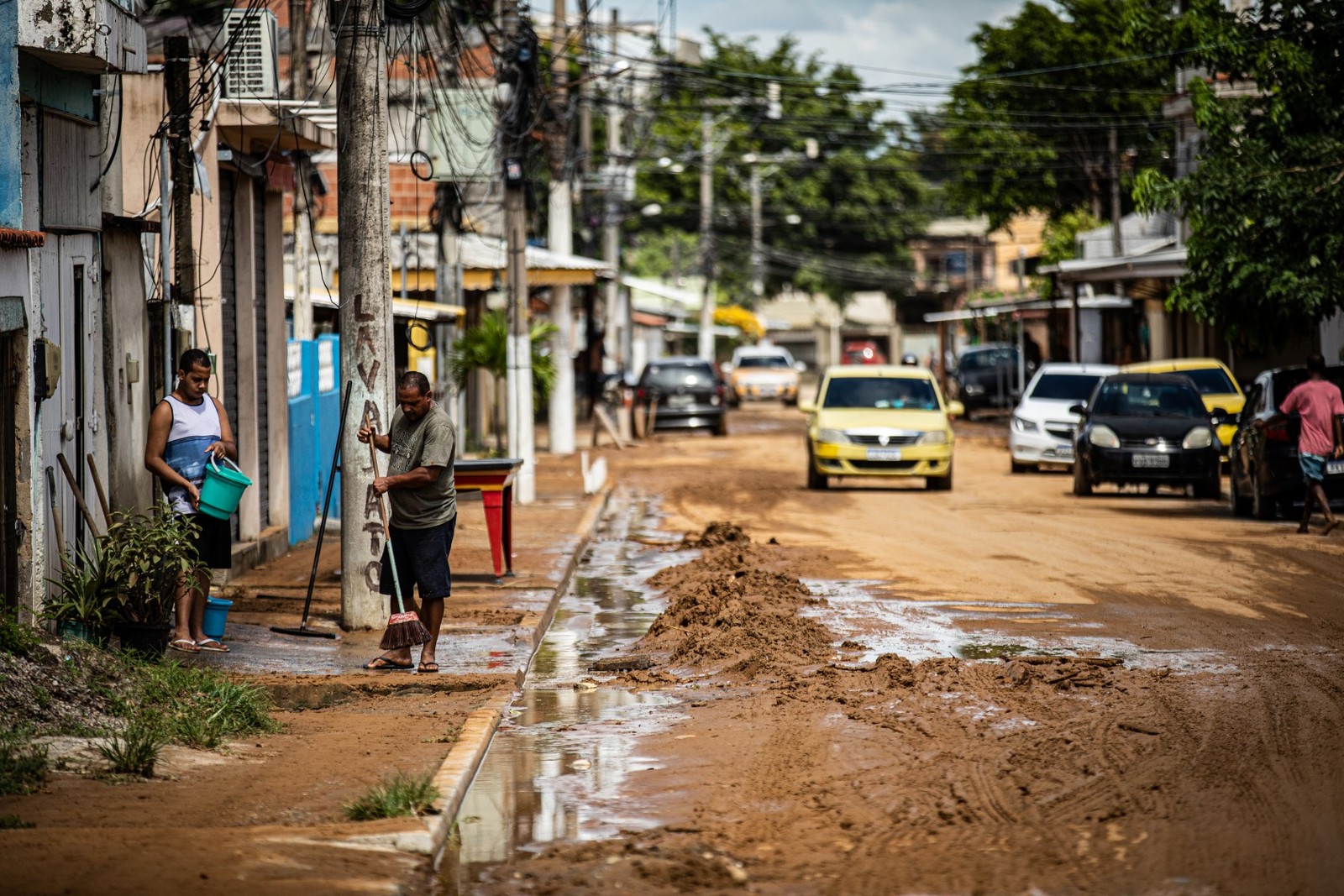 Na noite de quarta-feira e na madrugada desta quinta, um temporal atingiu diversos municípios, causando alagamentos e deslizamentos — Foto: Hermes de Paula / Agência O Globo