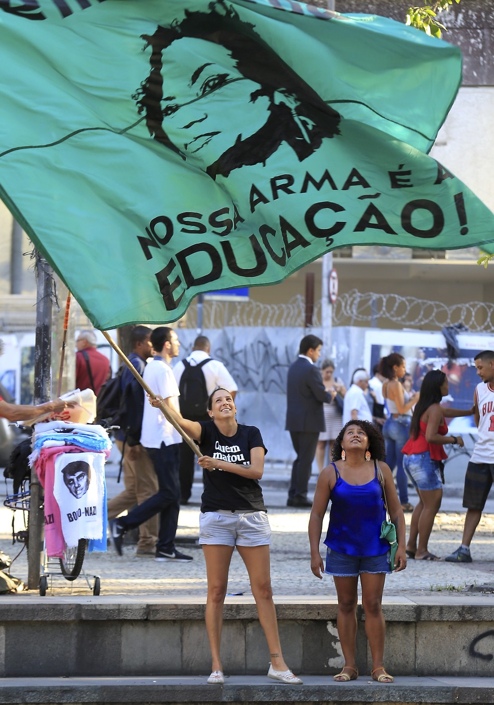 Monica Benicio em manifestação no Buraco do Lume, no Centro do Rio, pelos 300 dias do assassinato de Marielle Franco — Foto: Marcelo Theobald