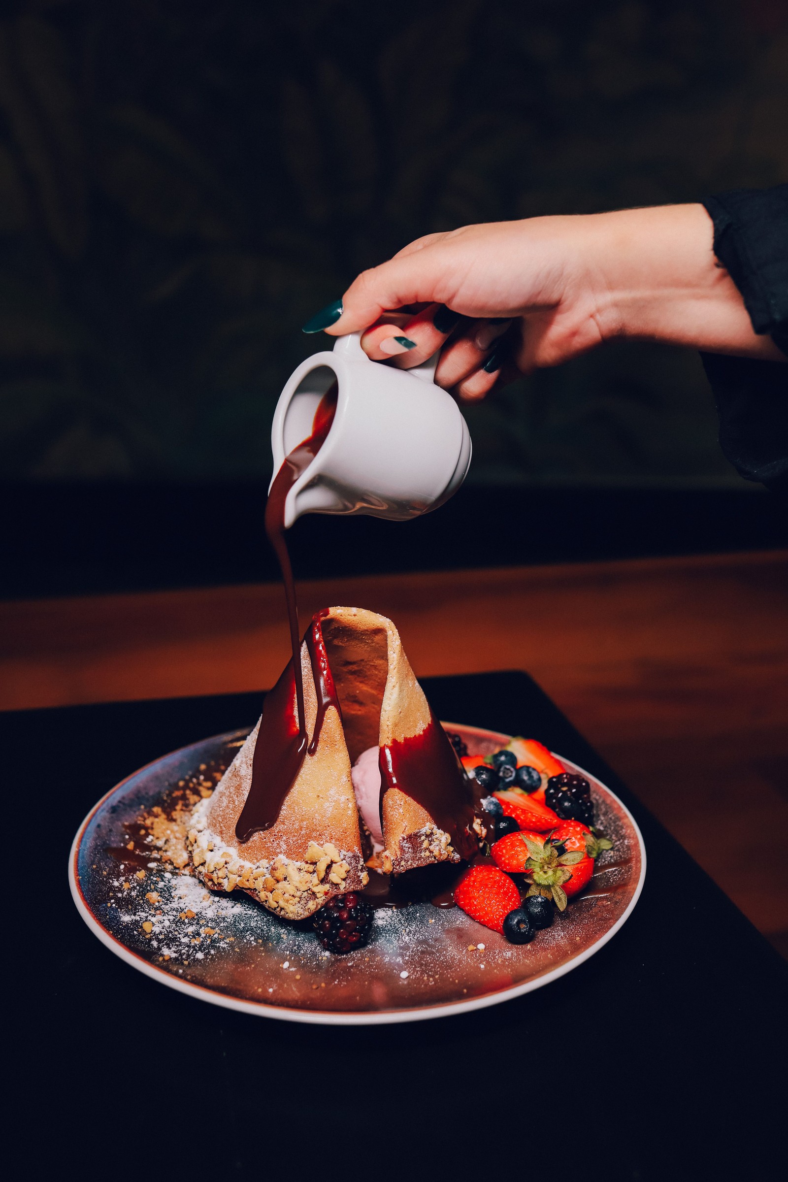 O asiático Yüsha oferece a sobremesa Biscoito da Sorte (R$ 64), um gâteau de Nutella com sorvete de morango, servida com as clássicas mensagens dos biscoitinhos chineses. VillageMall. Seg a sáb, das 12h às 23h. Dom, das 12h às 22h. — Foto: Divulgação