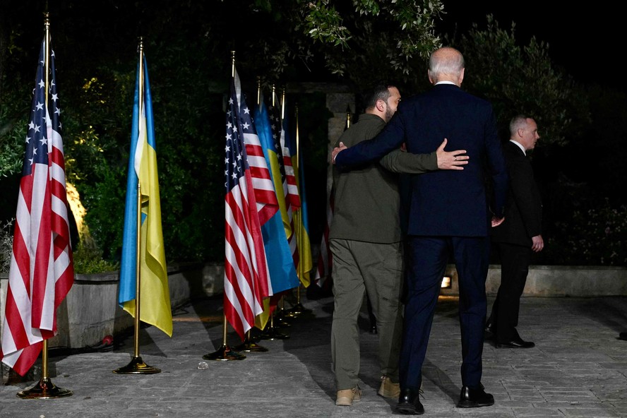 Presidentes da Ucrânia, Volodymyr Zelensky (E), e dos EUA, Joe Biden, após declaração conjunta na Itália