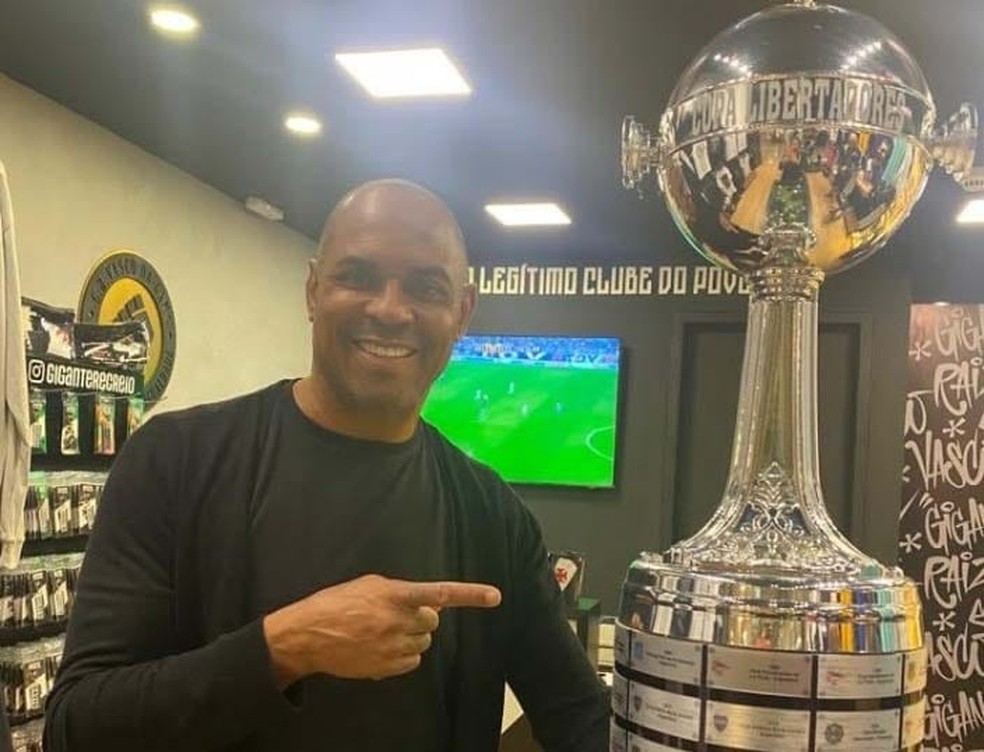 Ex-jogador ao lado de tava de campeão da Copa Libertadores: carro de Donizete foi roubado próximo ao Complexo da Maré — Foto: Reprodução redes sociais