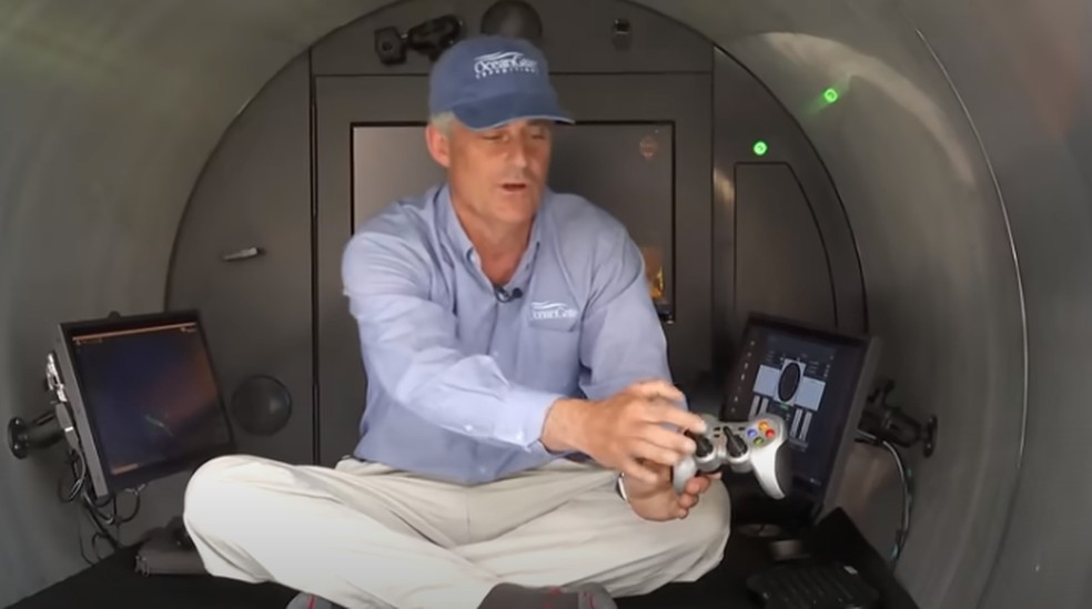 CEO da OceanGate, Stockton Rush mostra manete com que tripulação conduz submarino Titan — Foto: Reprodução/YouTube