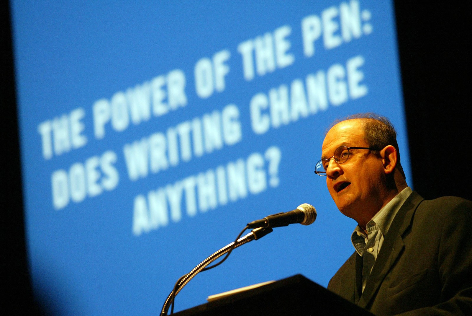 Salman Rushdie discursa durante festival internacional de literatura em Nova York — Foto: Shannon Stapleton / The New York Times