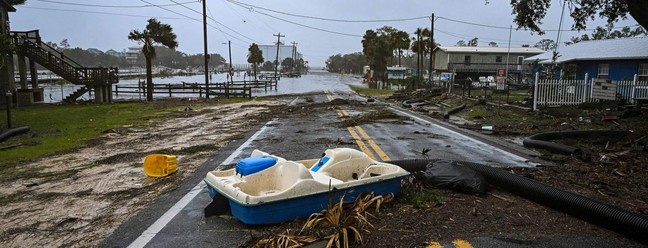 Uma rua inundada é vista perto da marina Steinhatchee em Steinhatchee, Flórida, Estados Unidos, depois que o furacão Idalia atingiu a costa. — Foto: CHANDAN KHANNA/AFP