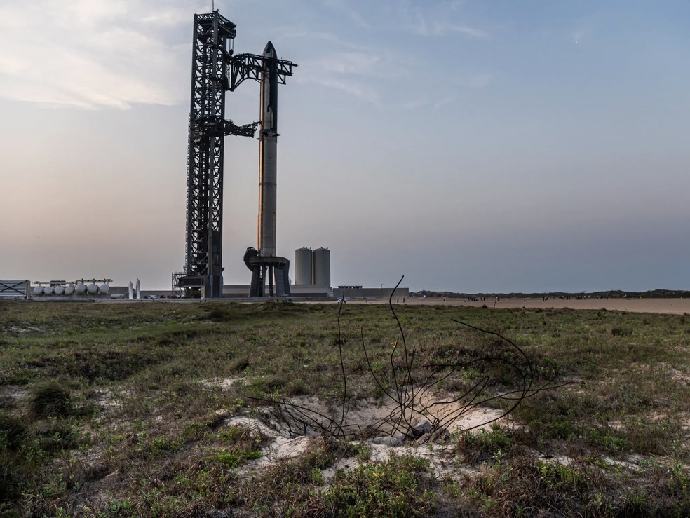 Restos de lançamentos anteriores da SpaceX ainda permaneciam no parque estadual do Texas, próximo à plataforma de lançamento do foguete Starship da SpaceX, totalmente equipada, até o mês passado — Foto: Meridith Kohut/The New York Times