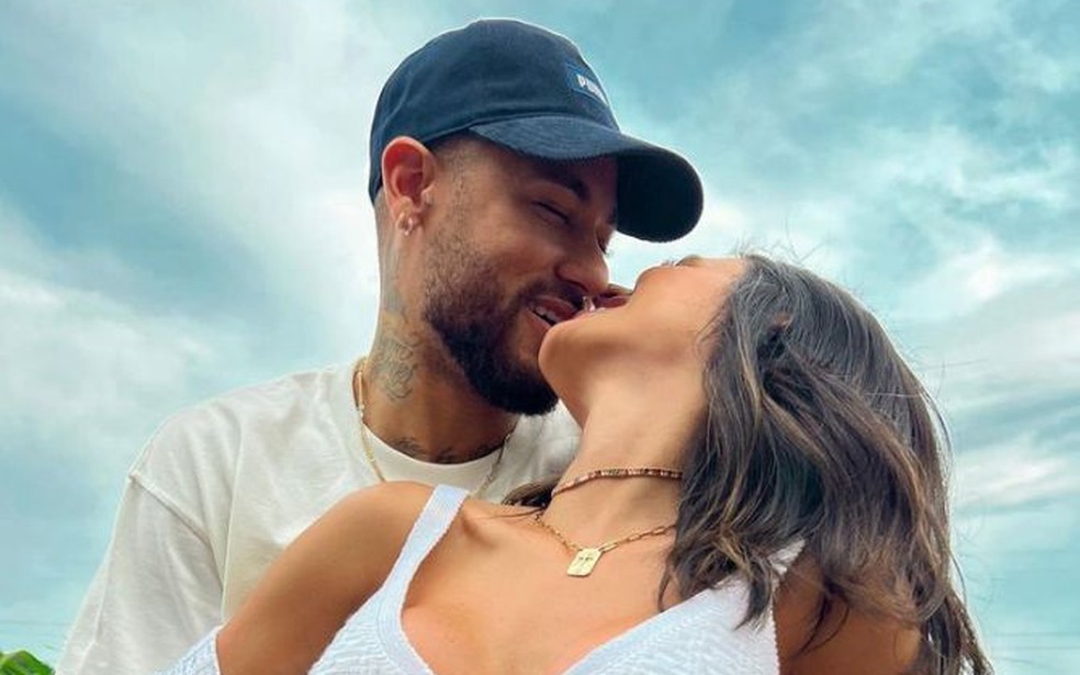 Neymar e Bruna Biancardi em um dos cliques do anúncio da gravidez — Foto: Reprodução/Redes sociais