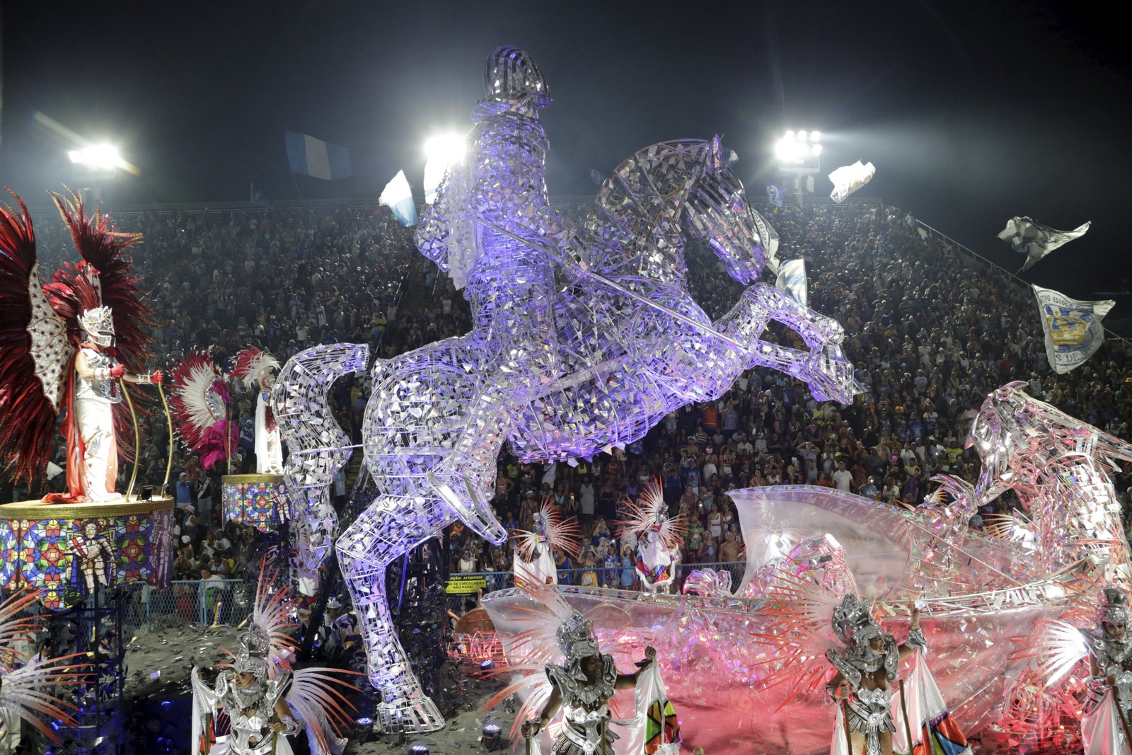 Alegoria de São Jorge — Foto: Domingos Peixoto