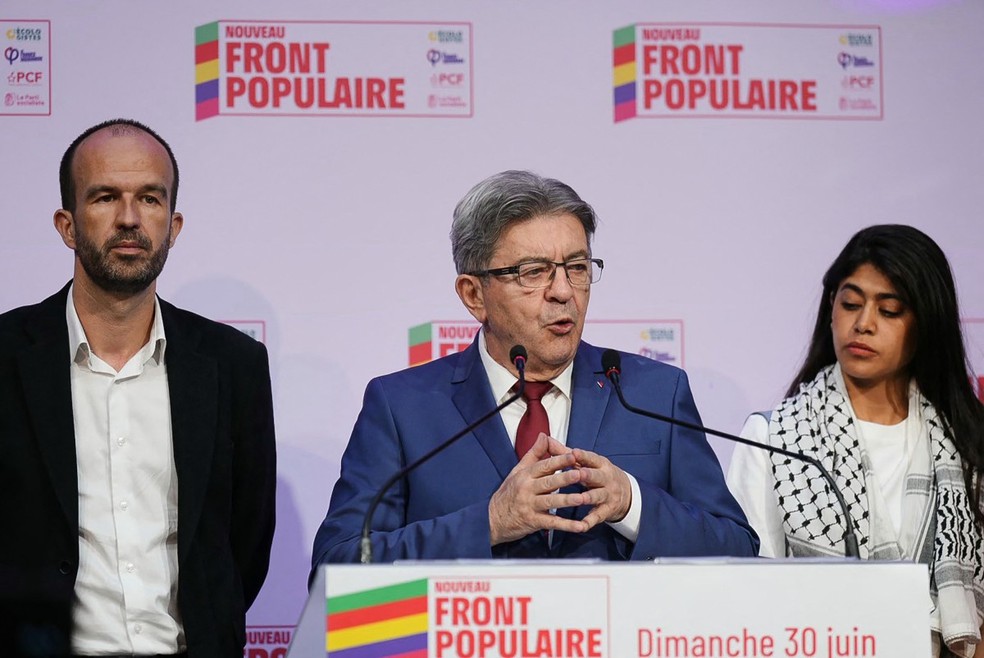 Líder do partido de esquerda La France Insoumise (LFI), parte da coalizão de esquerda Nouveau Front Populaire (NFP), Jean-Luc Mélenchon faz um discurso após o anúncio dos resultados do primeiro turno das eleições em Paris, em 30 de junho de 2024. — Foto: DIMITAR DILKOFF/AFP