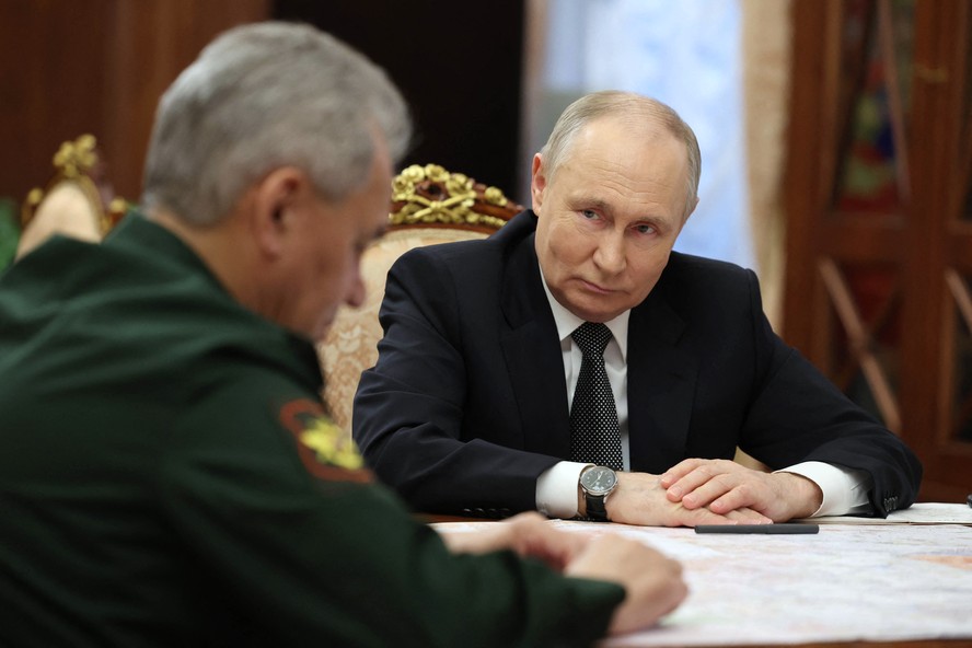 Presidente da Rússia, Vladimir Putin, olha para o ministro da Defesa, Sergei Shoigu, em Moscou