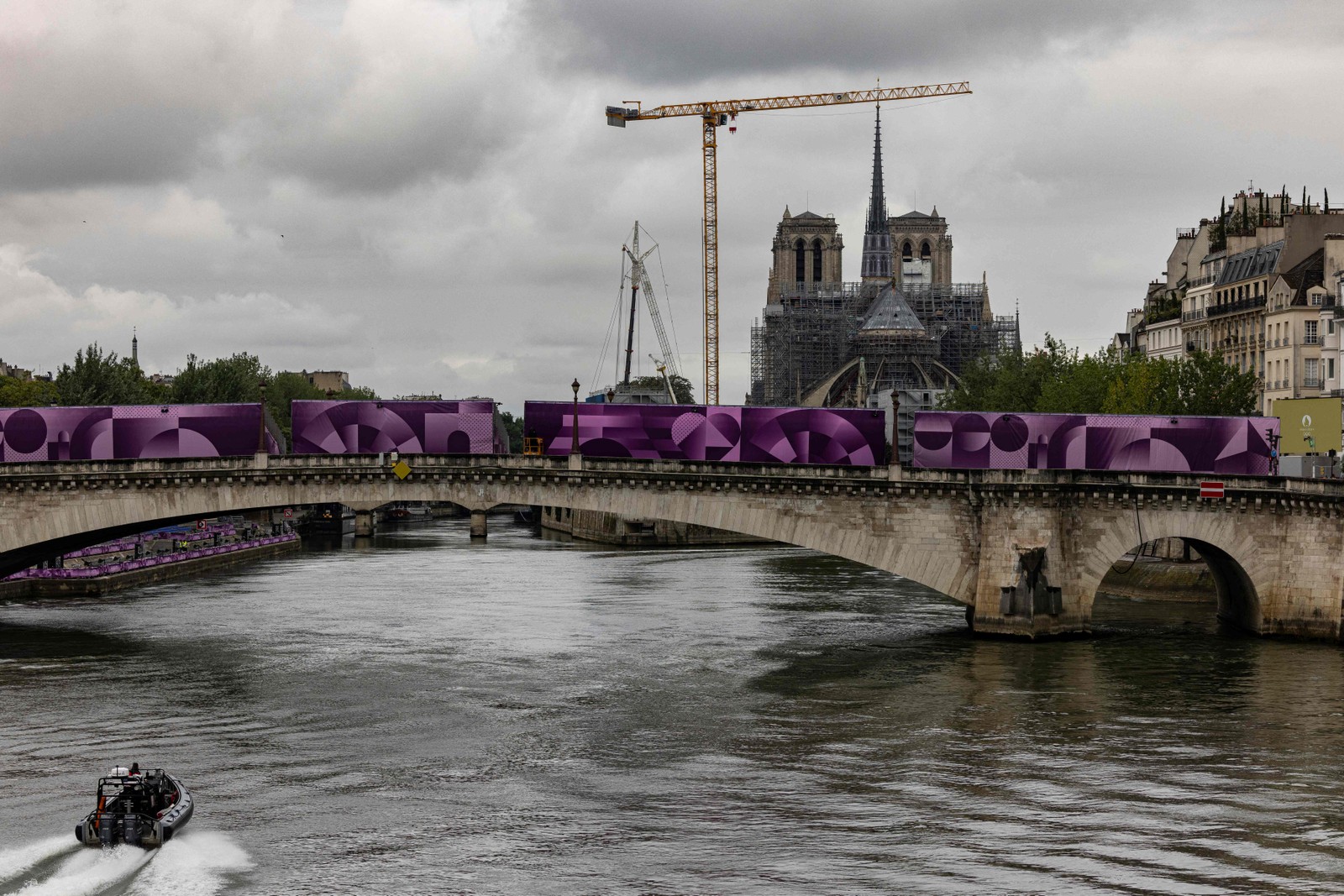 Preparação do rio Sena para abertura de Paris-2024 — Foto: AFP