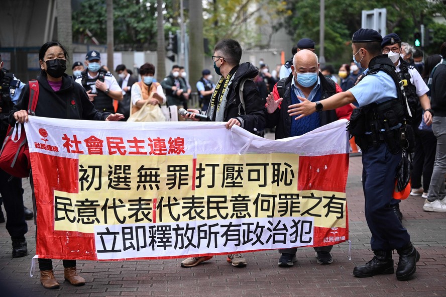 Protesto no início do ano: membros da Liga dos Social-Democratas carregam uma faixa do lado de fora de um tribunal em Hong Kong