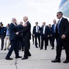 O primeiro-ministro de Israel, Benjamin Netanyahu, cumprimenta o presidente americano, Joe Biden, na pista do aeroporto Ben-Gurion - Brendan Smialowski/AFP