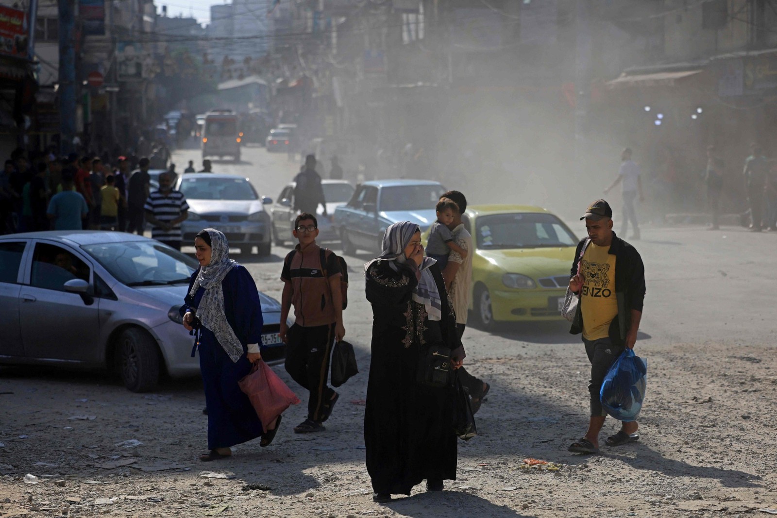 Moradores da Faixa de Gaza fogem de suas casas para se afastar da fronteira com Israel – Foto: MAHMUD HAMS / AFP