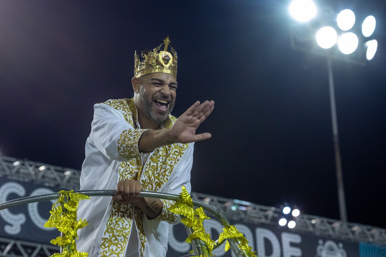 Camisa Verde e Branco: a primeira escola a desfilar fez desfile homenageando imperadores, e o ex-jogador de futebol Adriano Imperador foi um dos celebrados — Foto: Edilson Dantas/Agência O Globo