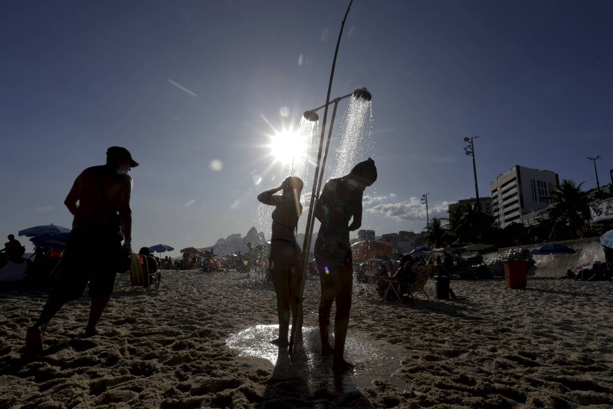 Dia de calor na praia de Ipanema